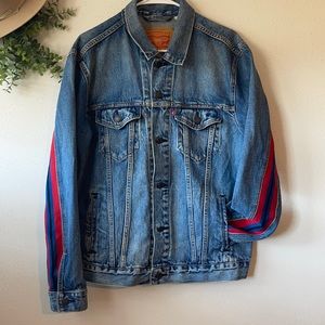 Levi’s Premium Denim Bolt Red Stripe Trucker Jacket men’s Lg